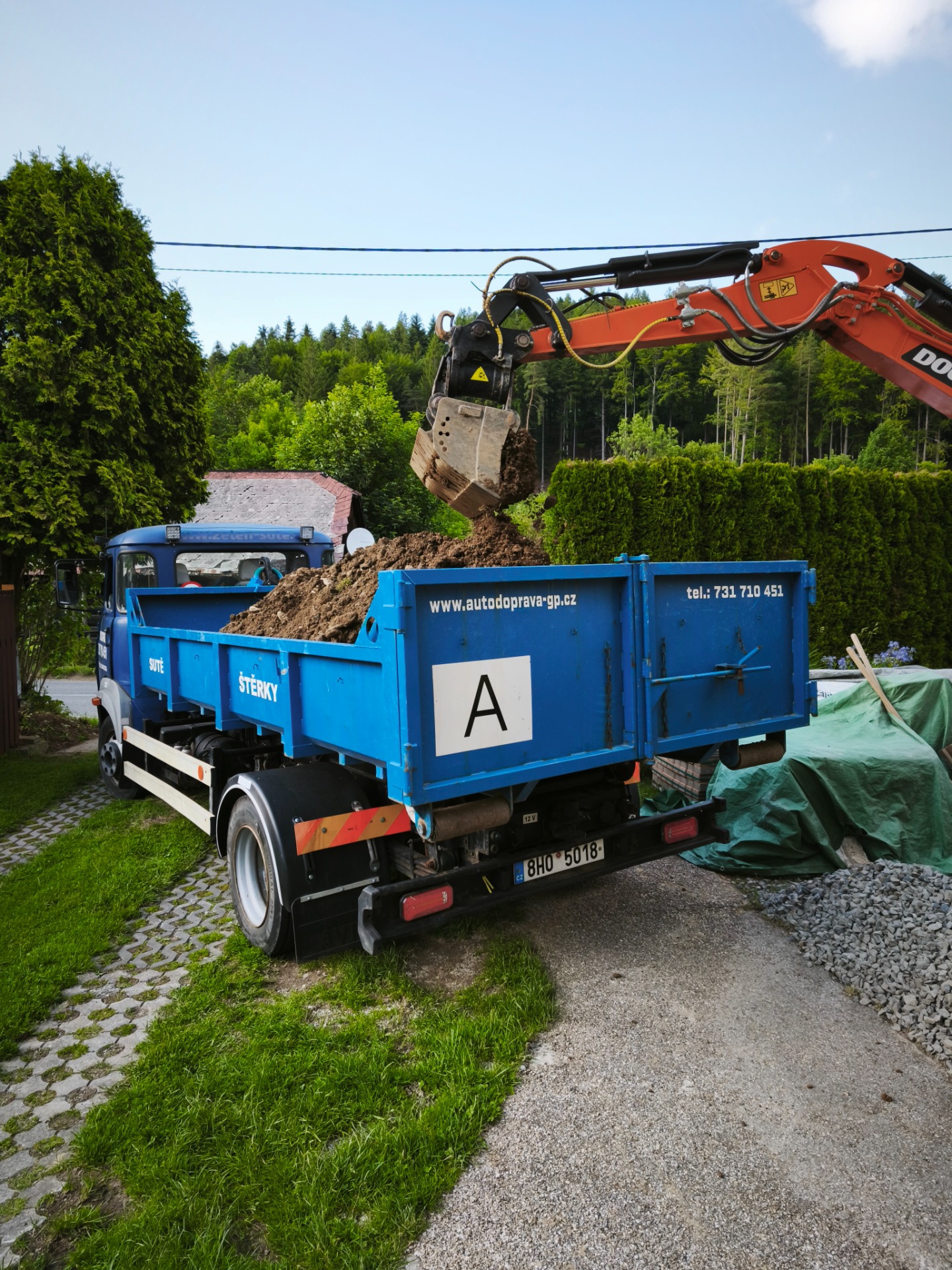 Nabízím kontejnerové vozidlo s nosností 4,5 t. Vhodné na výkopové práce. Auto není moc velké takže je vhodné k přistavení do různých zahrad a cest.